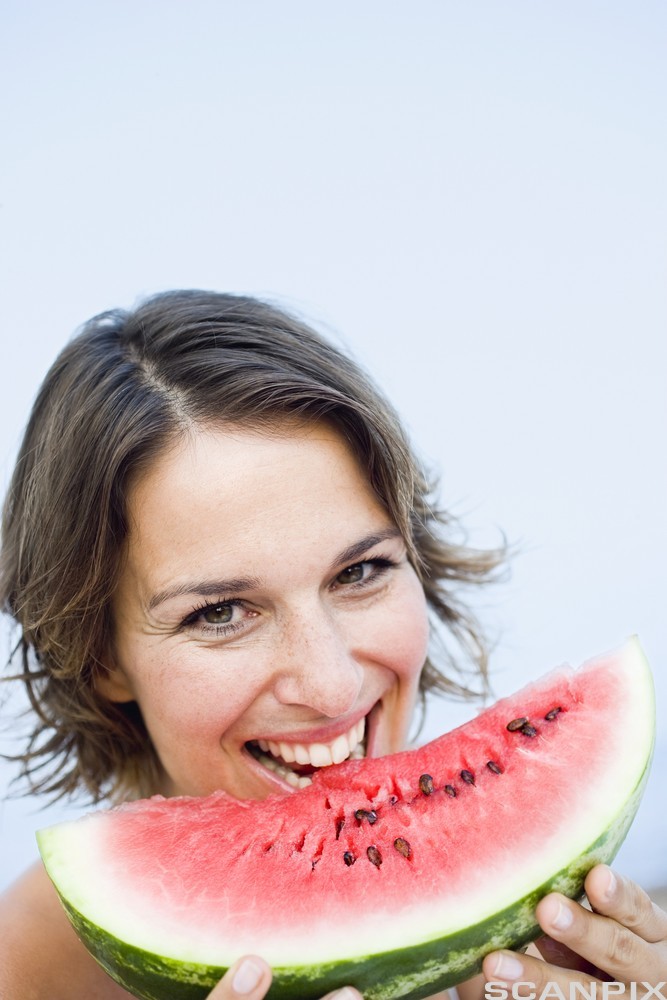 Dame spiser vannmelon. Foto.