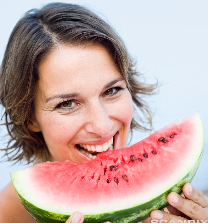 Dame spiser vannmelon. Foto.
