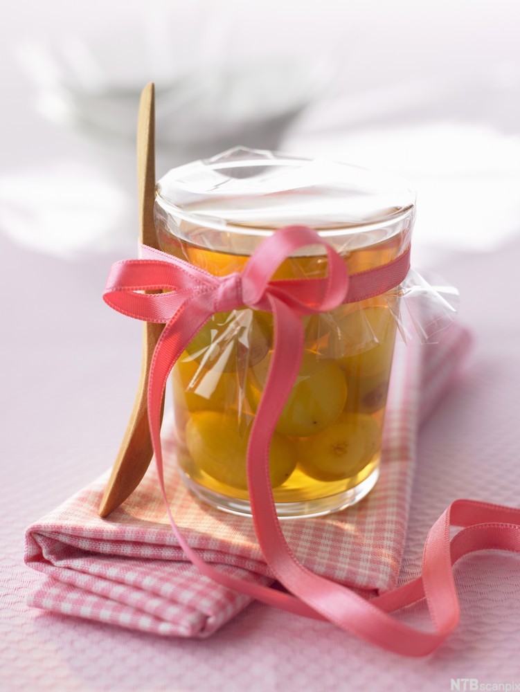 Et syltetøyglass med druer i armagnac. Foto.