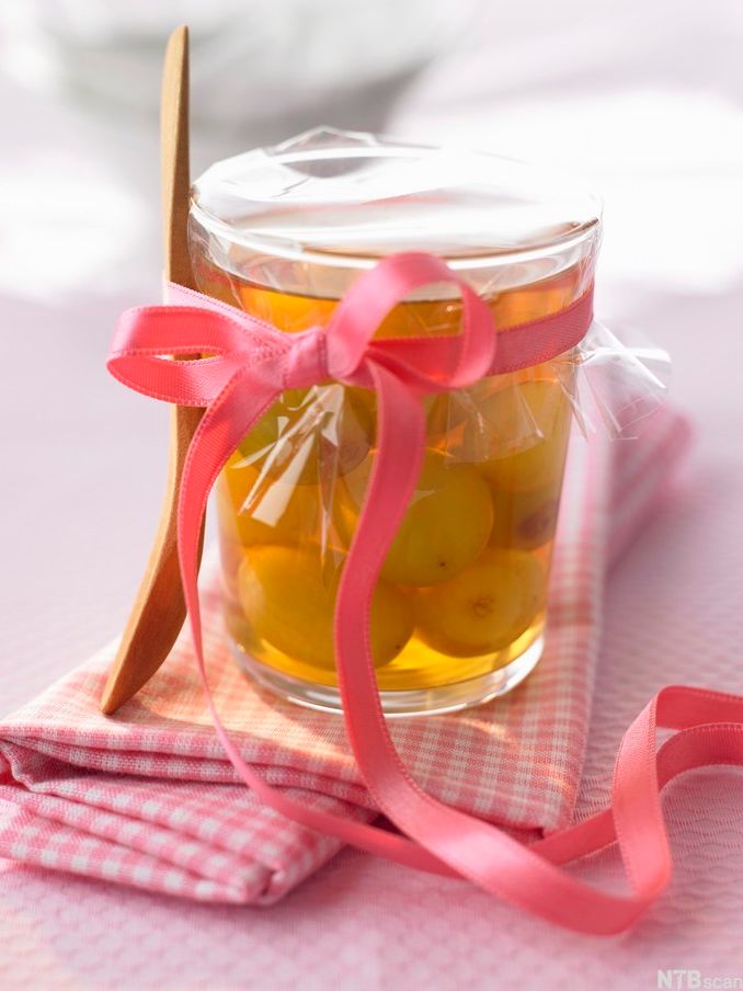 Et syltetøyglass med druer i armagnac. Foto.