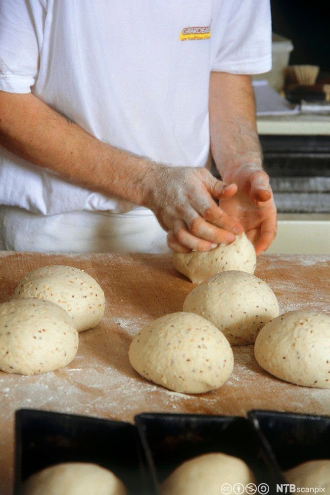 Baker former brød. Foto.