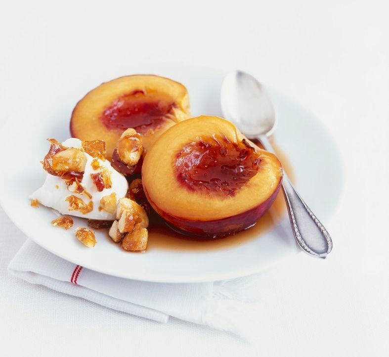 Bakt nektarin med mascarpone. Foto.
