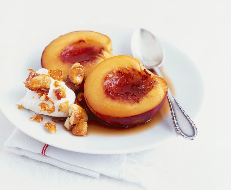 Bakt nektarin med mascarpone. Foto.