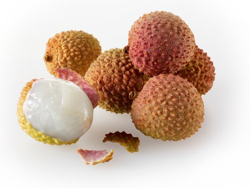 Litchi frukt mot hvit bakgrunn. Foto.