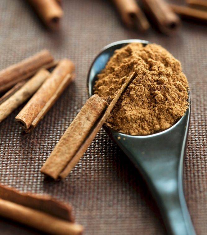 Kanel i heil og oppmalen form. Foto.