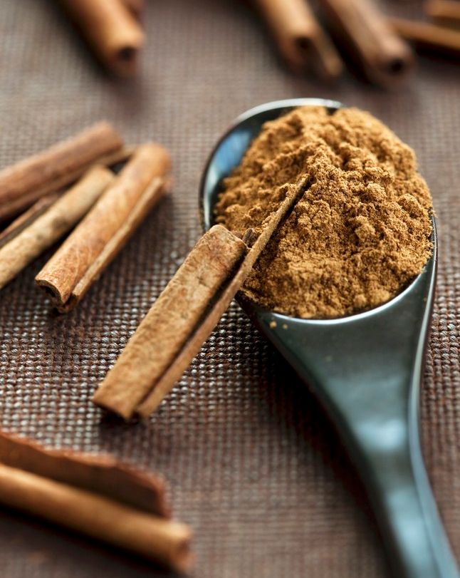 Kanel i hel og oppmalt form. Foto.
