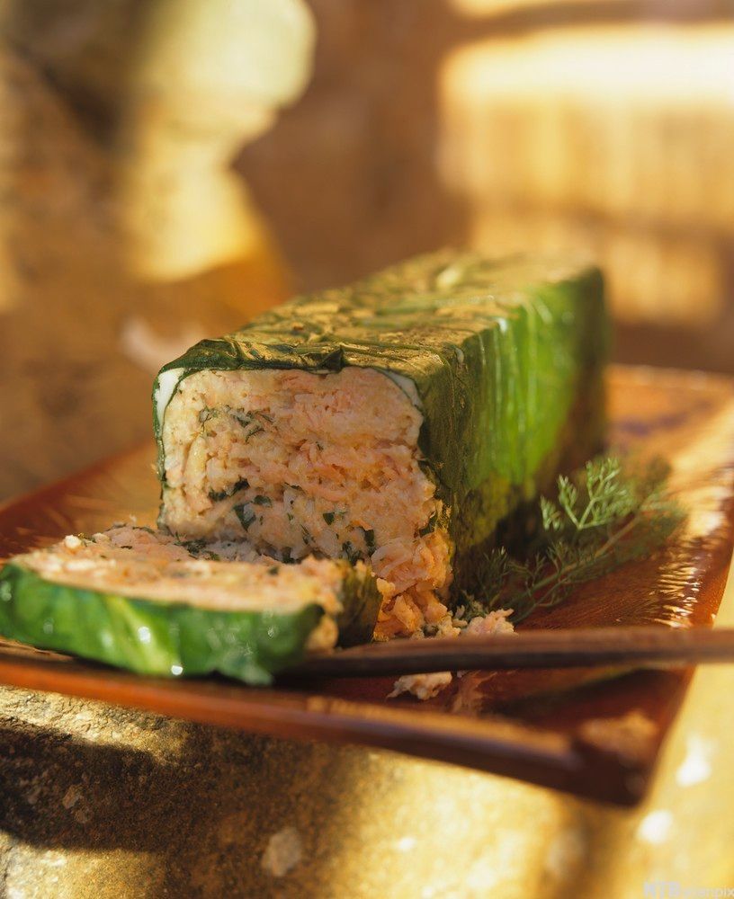 Lakesterrin som er kledd med savoykål, liggende på et fat. Ei skive er skåret av. Foto.