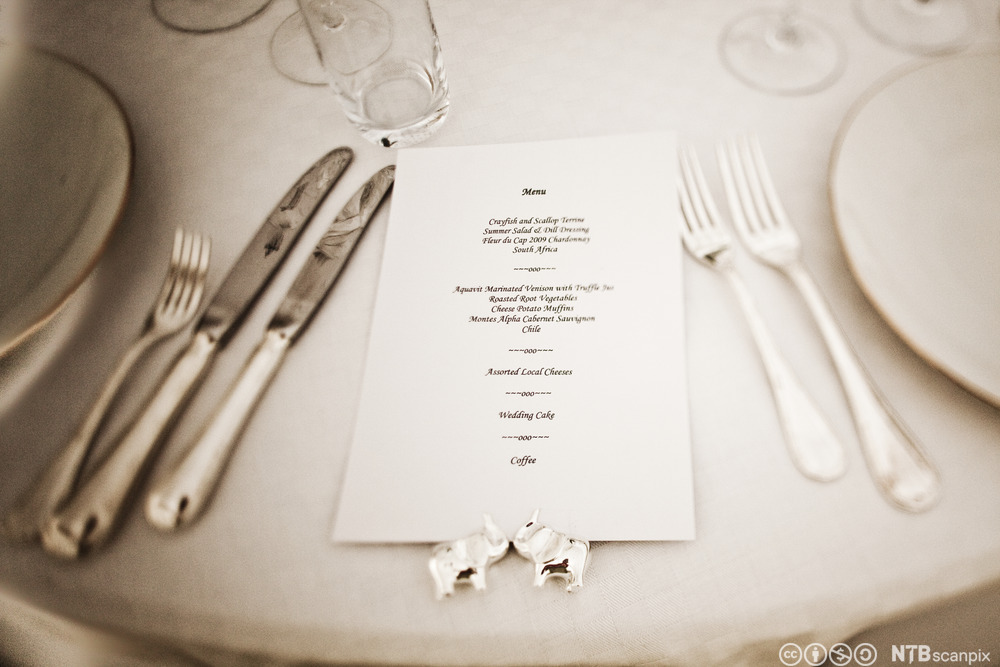 Bilde av en selskapsoppdekking med en meny i midten. Foto.