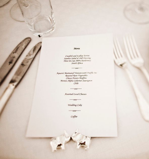 Bilde av en selskapsoppdekking med en meny i midten. Foto.