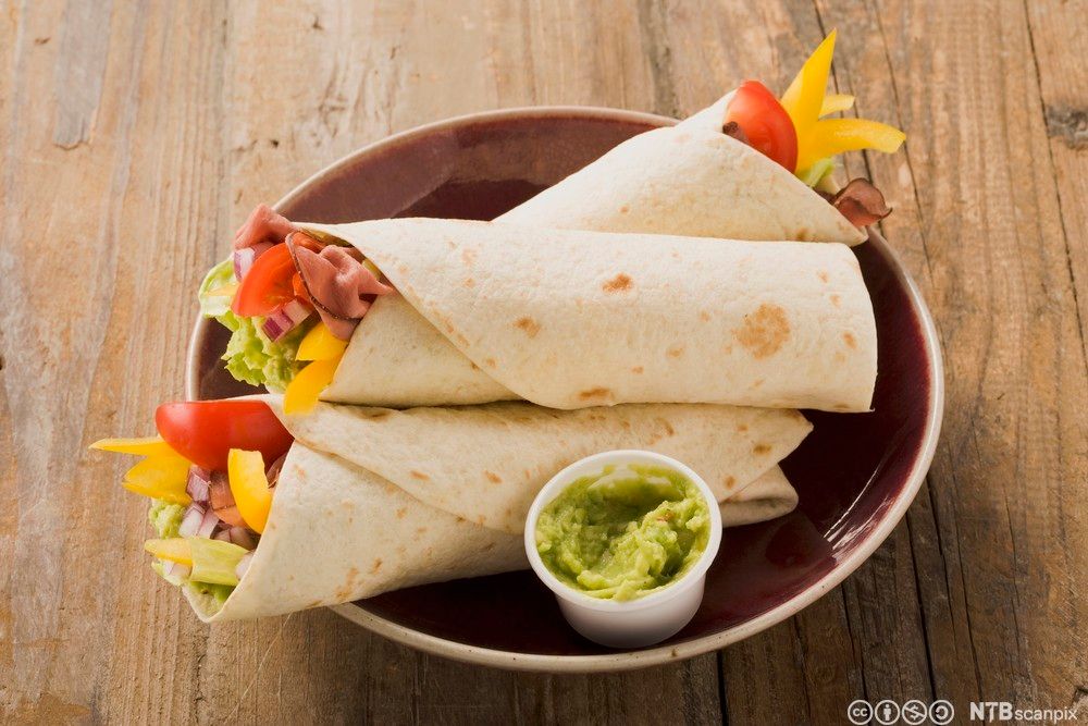 Tortillawraps med grønnsaker og kjøtt. Foto.