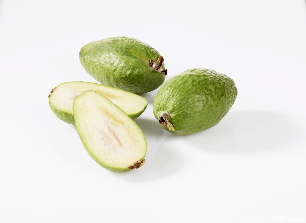 Hele og oppdelte guava frukt. Foto.