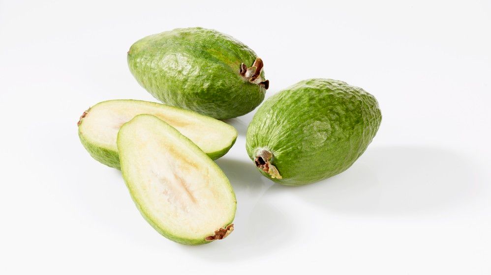 Hele og oppdelte guava frukt. Foto.