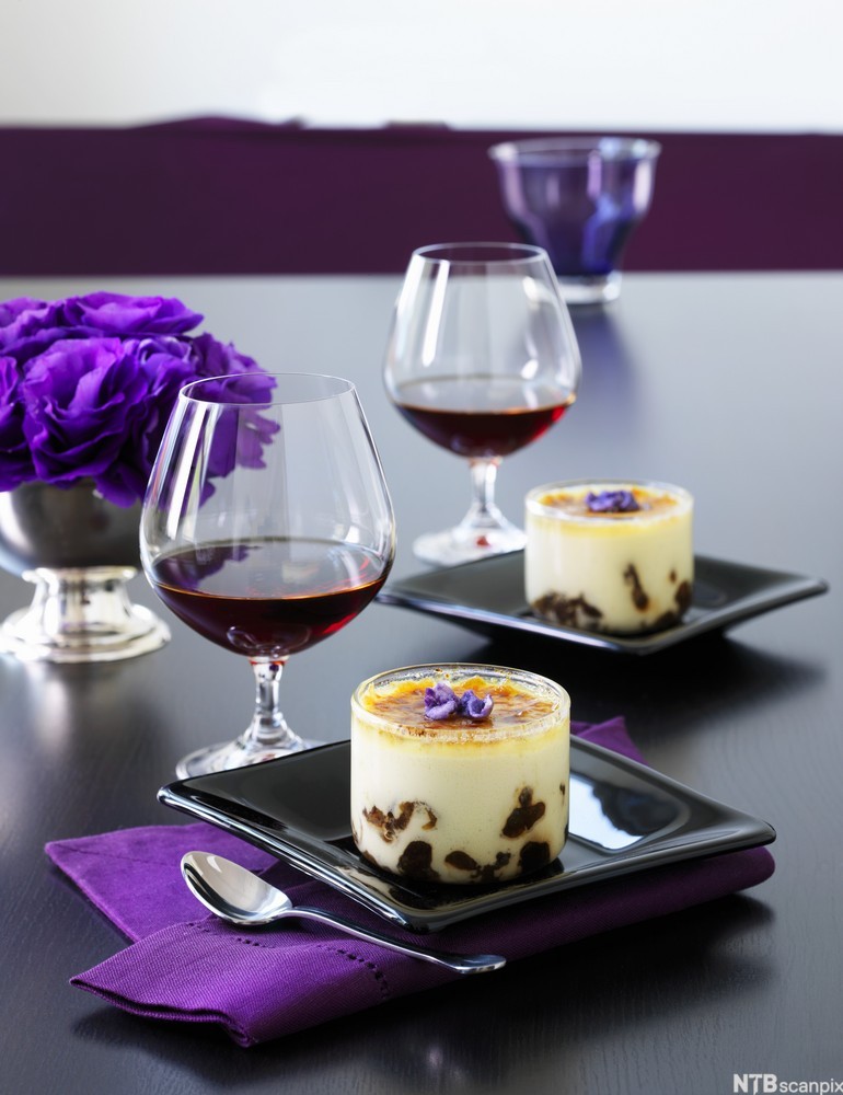 Tallerkener med karamellisert mascarponekrem og plommer i armagnac. Foto.