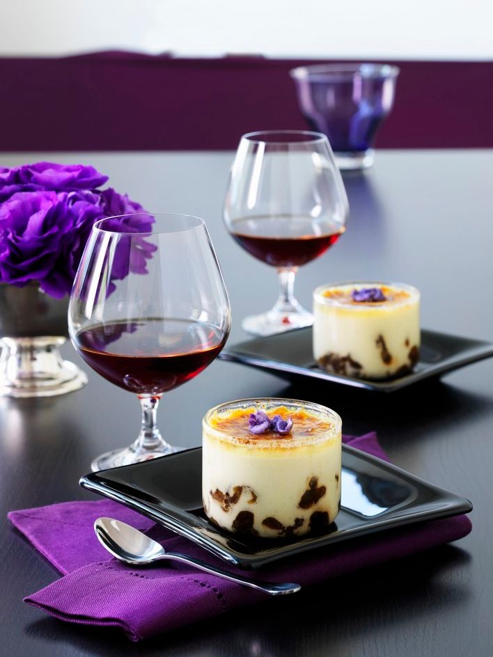 Tallerkener med karamellisert mascarponekrem og plommer i armagnac. Foto.