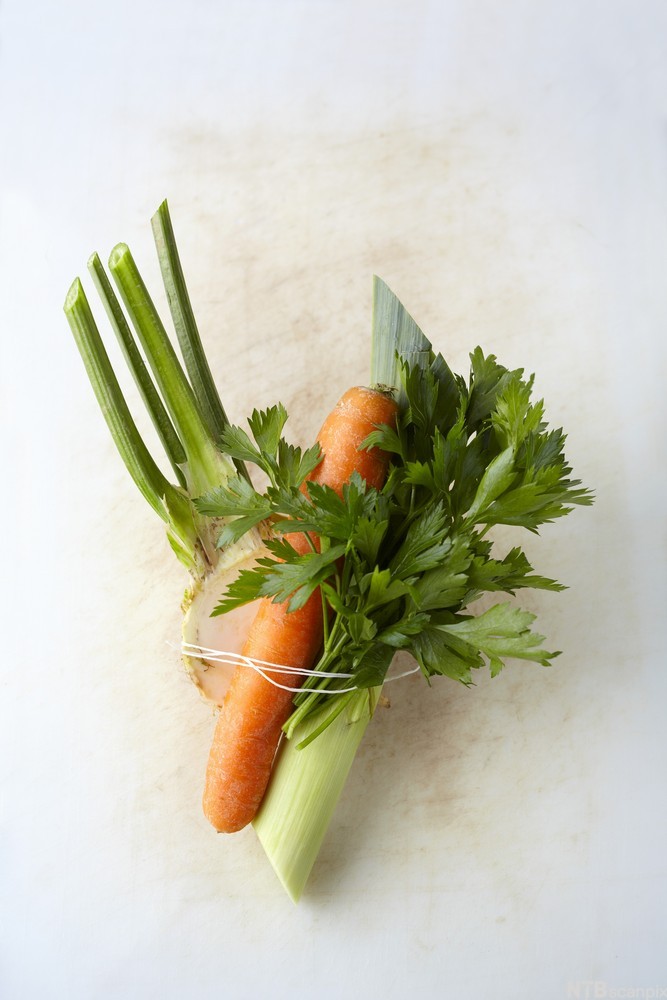 Bunt med ulike grønnsaker bundet sammen med en hyssing. Foto.