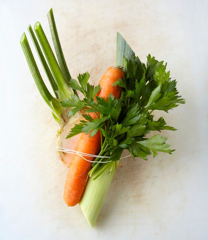 Bunt med ulike grønsaker bundne saman med ein hyssing. Foto.