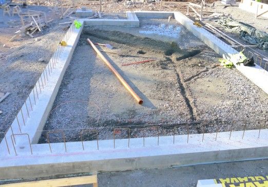 Fundament med skjøtejern. Foto.