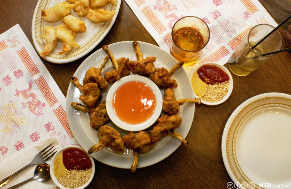 Bord dekket med kinesisk mat. Foto.