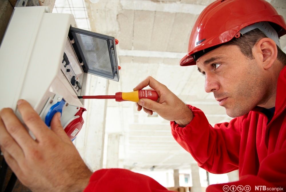 Electrician at work. Foto.