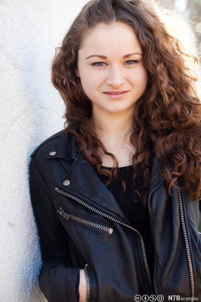 Portrett av jente med rødbrunt hår og blå øyne, ca. 17 år. Foto.