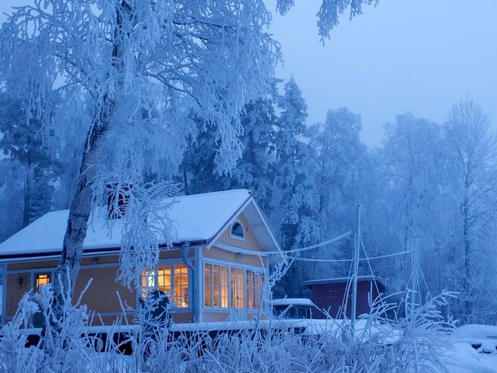 Hus i vinterlandskap. Foto.