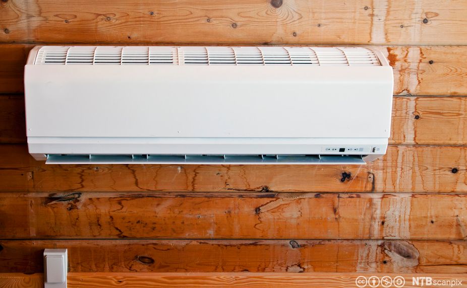 Bilde av den innvendige delen av ei varmepumpe, montert på en panelvegg. Foto.