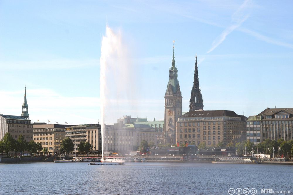 Hamburg by, med innsjøen Binnenalster i forgrunnen og bebyggelse i bakgrunnen. Foto.