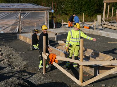Forskaling av fundament med eigenproduserte kassettar. Foto.