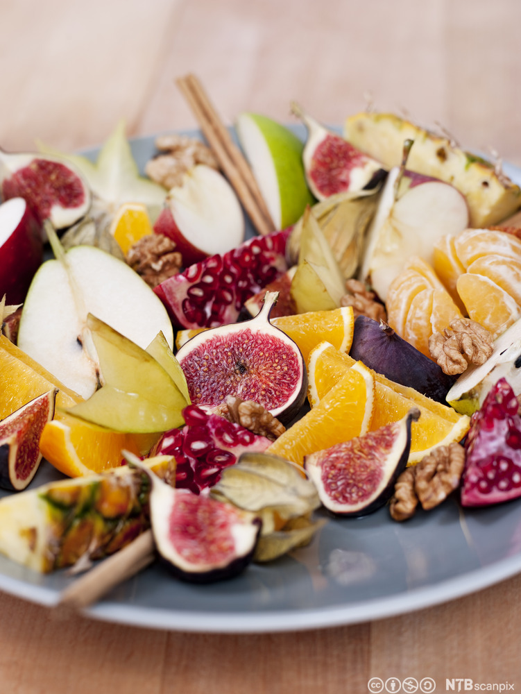 Fruktfat med diverse oppskåret frukt. Foto.