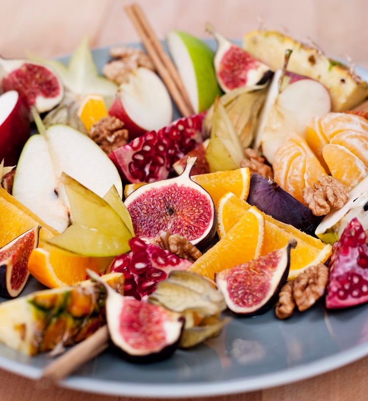 Fruktfat med diverse oppskoren frukt. Foto.