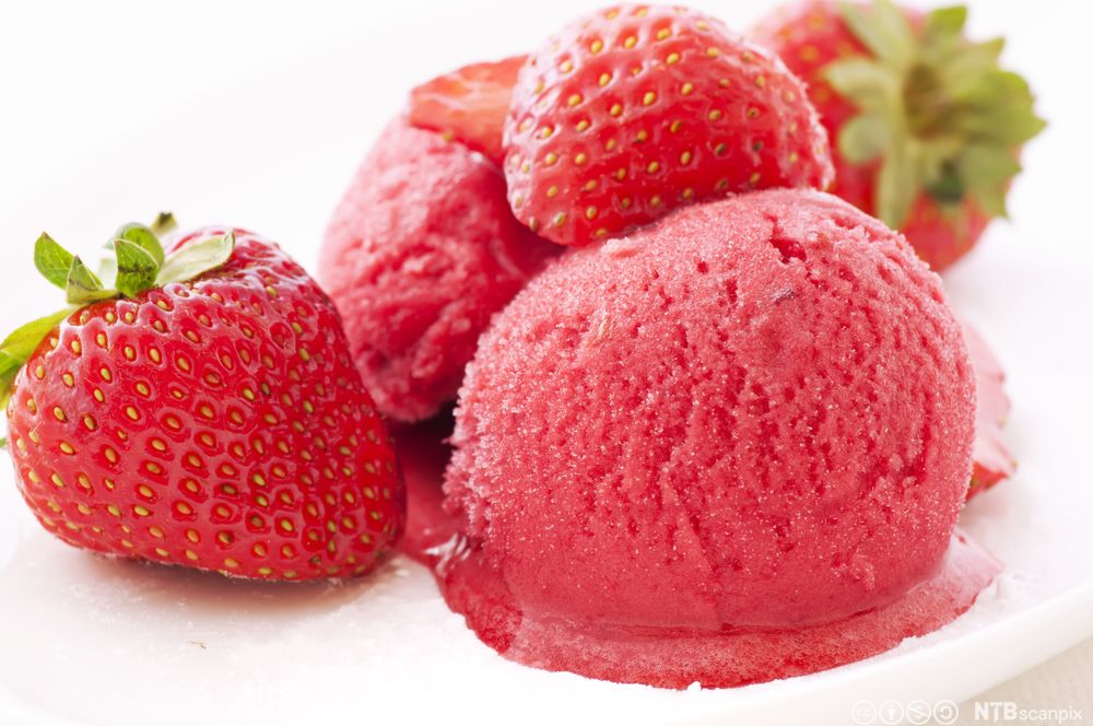 To kuler jordbæris og friske jordbær med hams liggende på en tallerken. Foto.