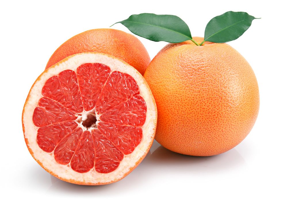 To heile og ein halv grapefrukt. Foto.