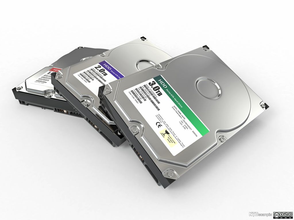 Tre ATA-harddisker. Foto.