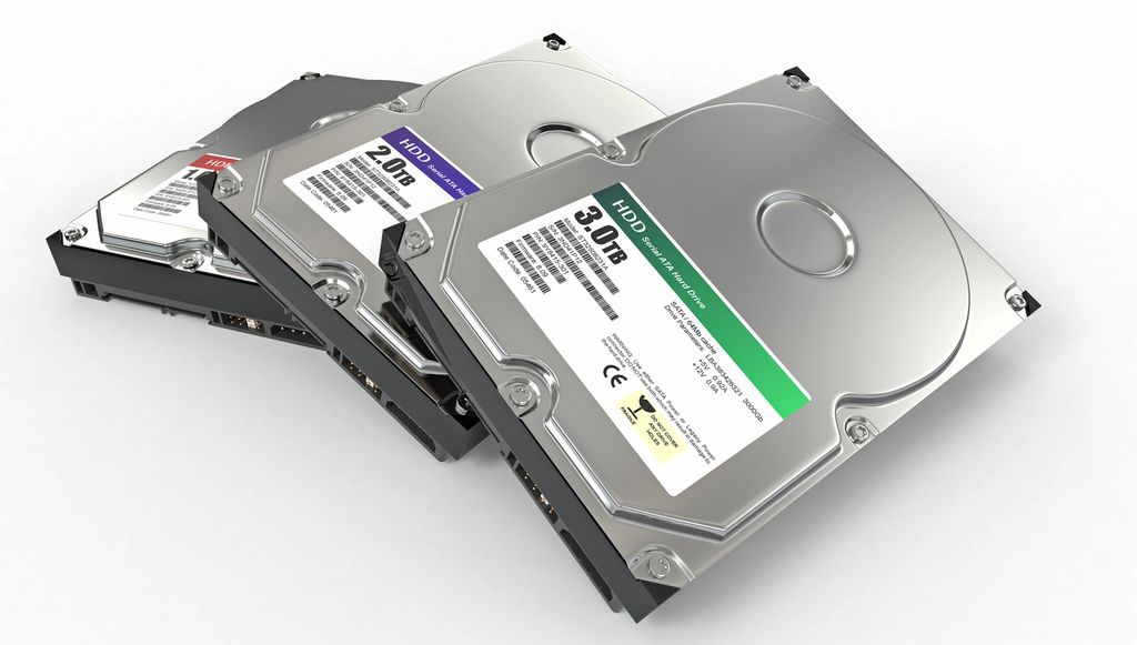 Tre ATA-harddisker med ulik kapasitet – 1, 2 og 3 terabyte. Foto.