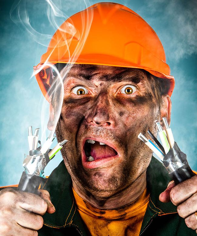 Elektriker får elektrisk sjokk. Foto.