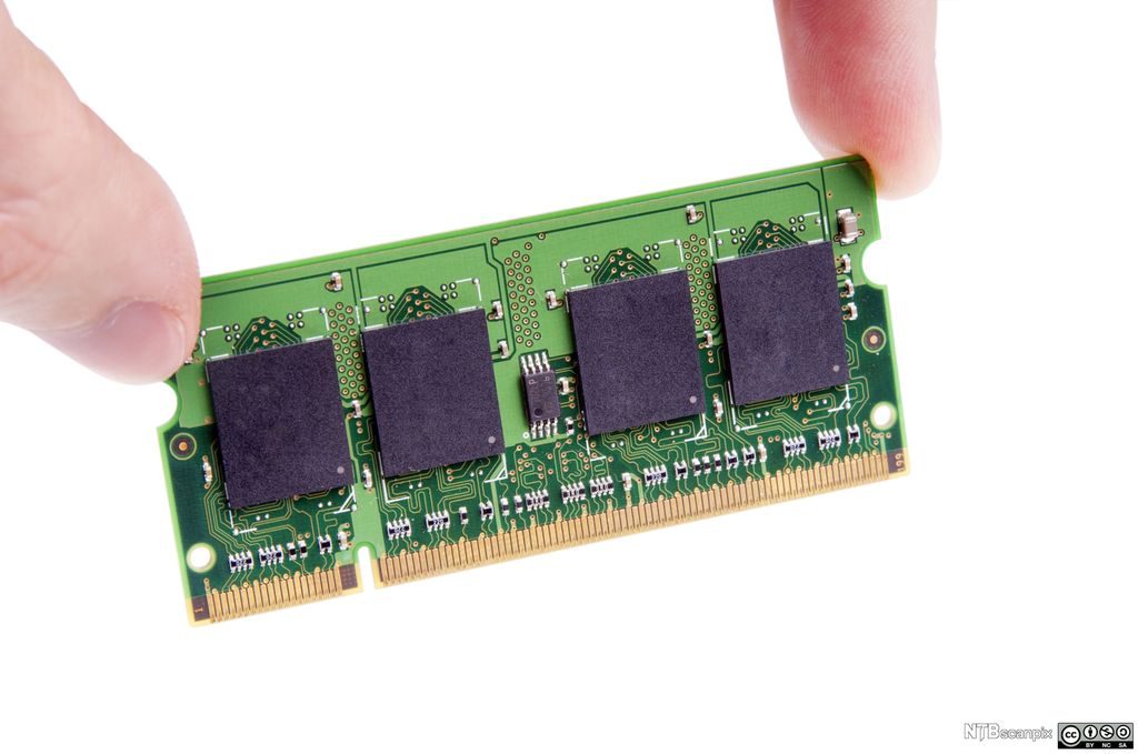 Minnebrikke holdes med to fingre. Foto.