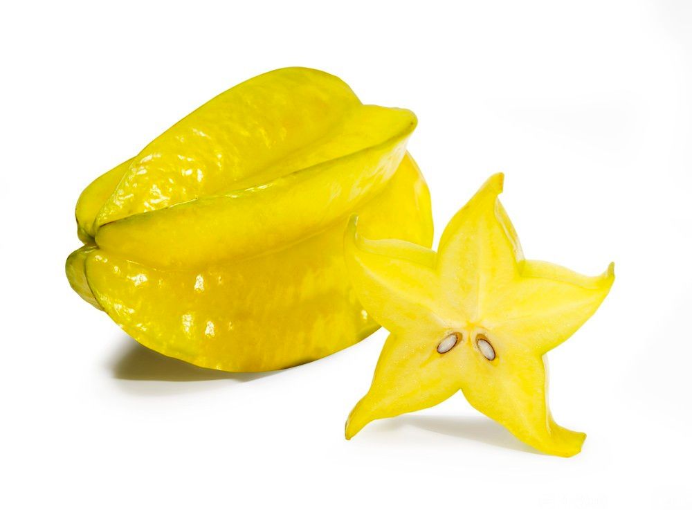 Ein hel carambola frukt og ein som er delt opp. Foto.