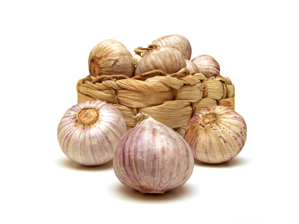 Ei lita korg med kinesiske kvitlauk. Foto.