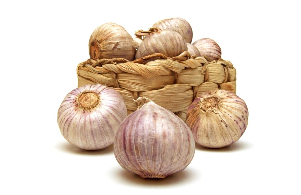 En liten kurv med kinesiske hvitløk. Foto.