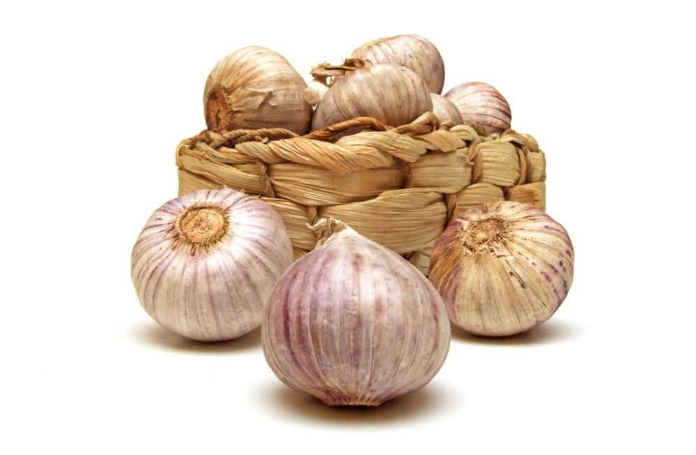 Ei lita korg med kinesiske kvitlauk. Foto.