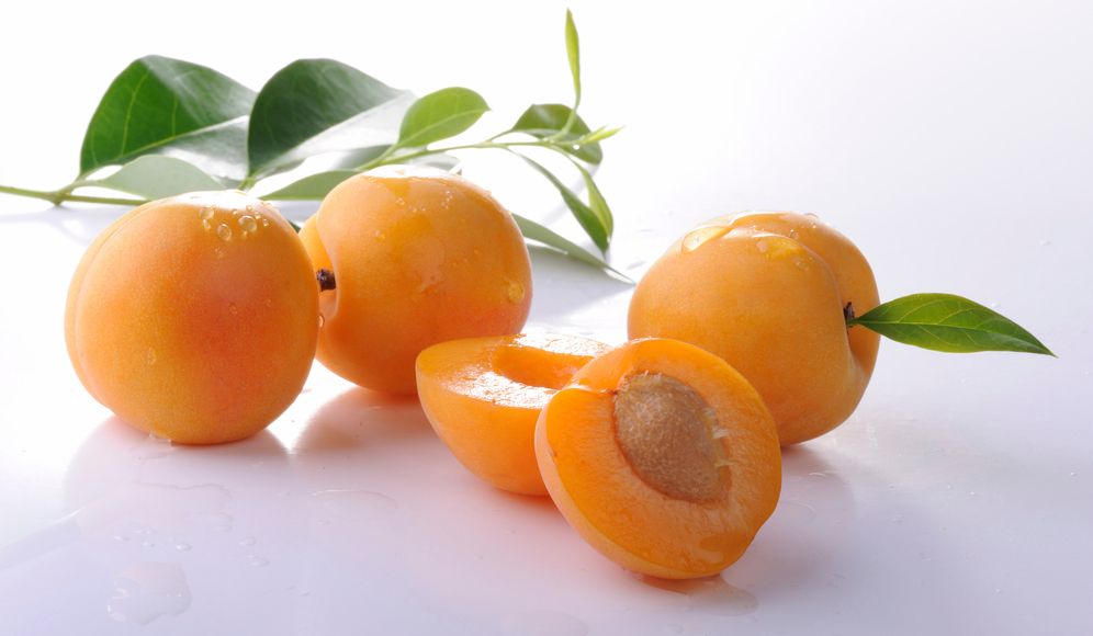 Aprikosar på eit bord. Foto.