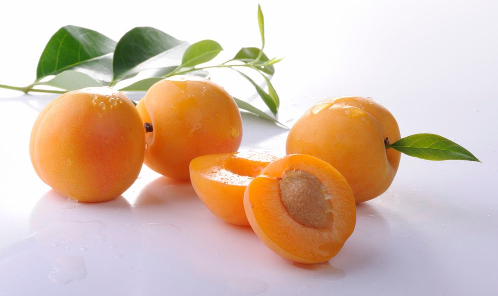 Aprikoser på et bord. Foto.