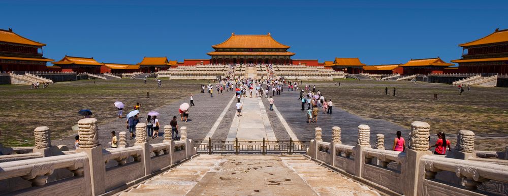 Turister utenfor Den forbudte by i Beijing. Foto.