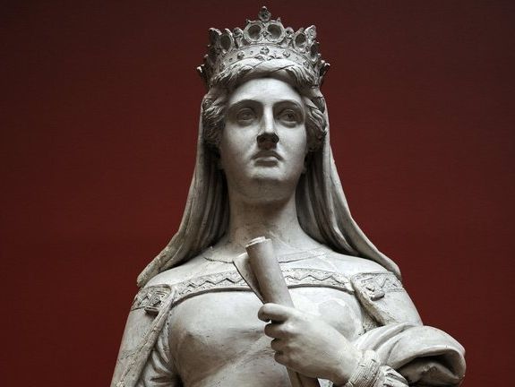 Skulptur av dronning Margrete. Ansiktet er alvorlig. I hånden holder hun et sammenrullet brev. Foto.