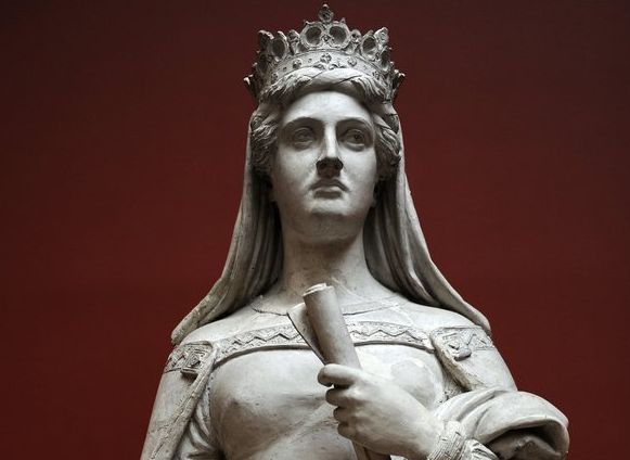 Skulptur av dronning Margrete. Ansiktet er alvorleg. I handa held ho eit samanrulla brev. Foto.