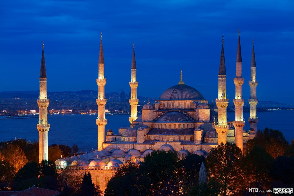 Den blå moskéen i Istanbul i skumringa. Utsikt utover Bosporus-sundet. Foto.