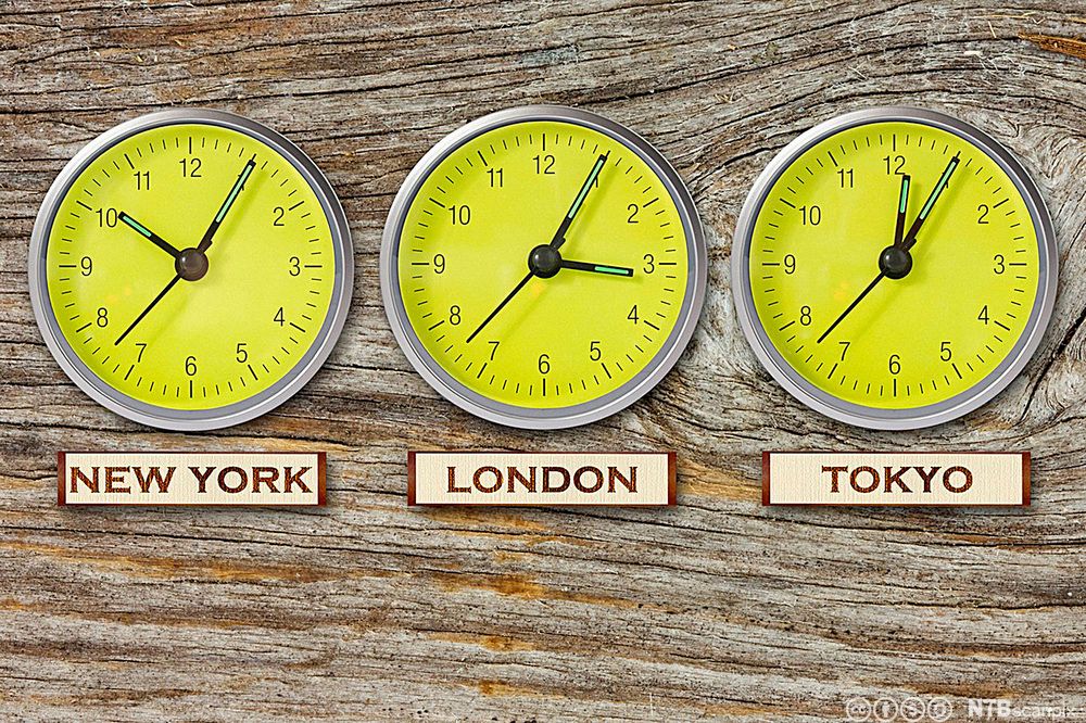 Tre klokker viser forskjellen i de ulike tidssonene. I New York viser klokka 10.05., i London 15.05. og i Tokyo 12.05. Foto.