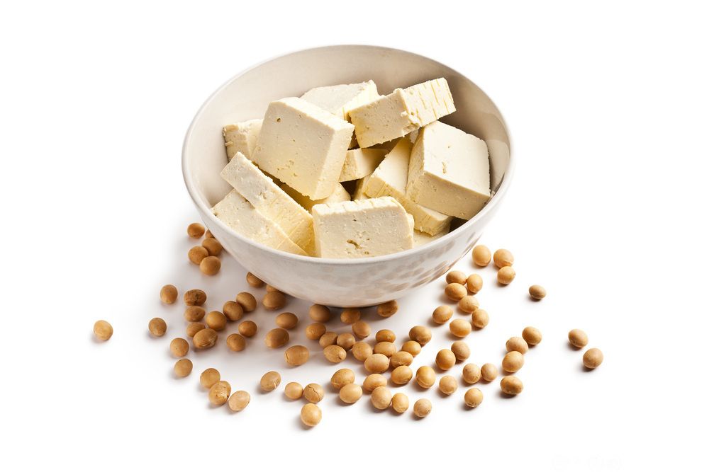 Ein bolle med tofu og soyabønner. Foto.