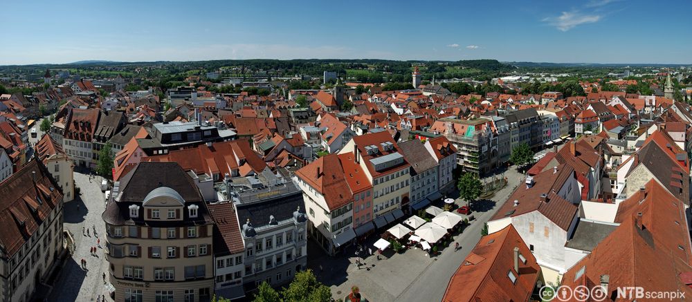Torget i byen Ravensburg, med flere hundre år gamle bygninger rundt. Foto.