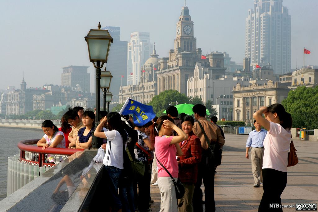 Turister på The Bund i Shanghai. Foto.